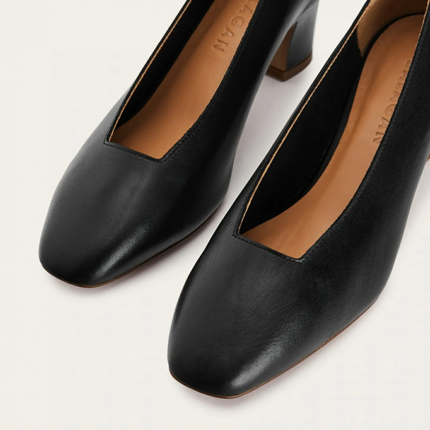 Czółenka|Balagan Dvora Czółenka, Czarny