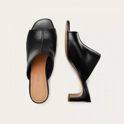 Klapki|Balagan Ginaa Klapki, Czarny