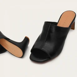 Klapki|Balagan Ginaa Klapki, Czarny