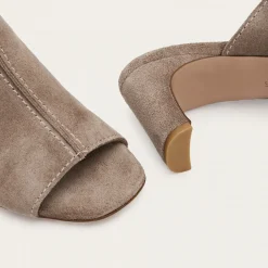 Klapki|Balagan Ginaa Klapki, Marrone