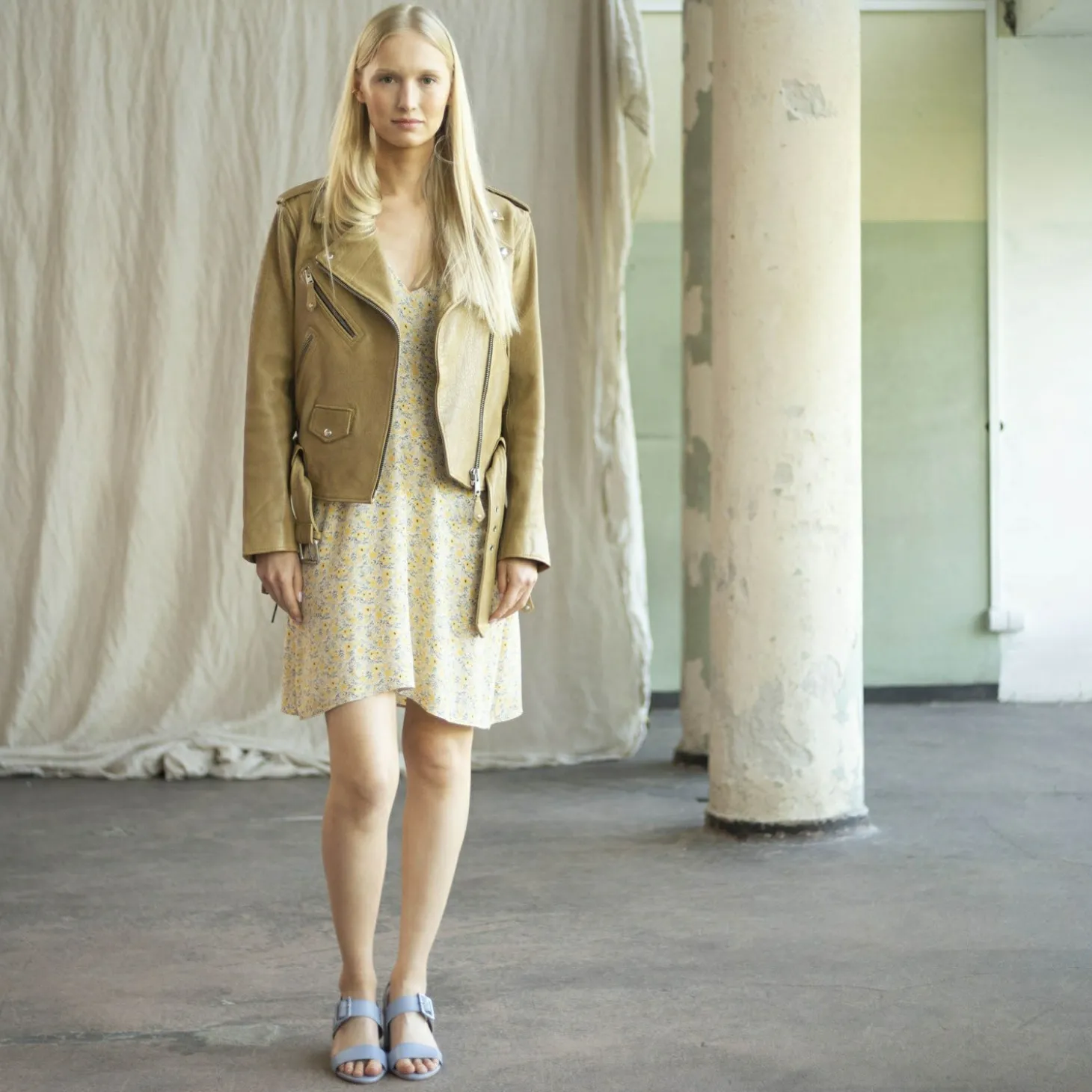 Sandaly|Balagan Rehava Sandaly, Dzinsowy Blekit