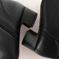 Botki|Balagan Stav Botki, Czarny