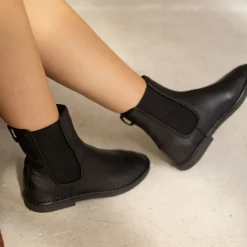 Sztyblety|Balagan Sviva Botki, Czarny