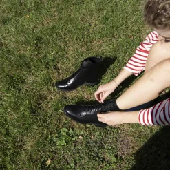 Botki|Balagan Tzava Botki, Czarny