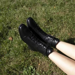 Botki|Balagan Tzava Botki, Czarny